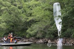 (3rd LD) N. Korean defectors' group flies leaflets toward North
