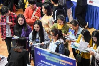 Job market maintains stability as unemployment drops